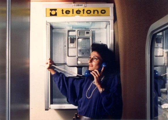 Tel�fono p�blico en el interior del Talgo Pendular en 1985. Foto Colecci�n Talgo.  Archivo Hist�rico Ferroviario